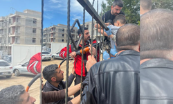 Diyarbakır’da korku dolu anlar: Demir korkuluk küçük çocuğun koluna saplandı!