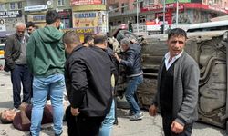 Diyarbakır’da korkutan kaza: otomobil kaldırıma çarpıp yan yattı