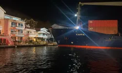 İstanbul Boğazı’nda kaza paniği: Gemi yalıya çarpmadan karaya oturdu