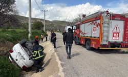 Mardin'de otomobil yol kenarına devrildi: Yaralılar var