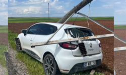 Diyarbakır’da korkutan kaza: Araç elektrik direğine çarptı