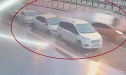 Diyarbakır'da ticari taksi 3 otomobile çarpıp takla attı