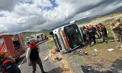 Diyarbakır’da yolcu otobüsü devrildi: Ölü ve yaralılar var