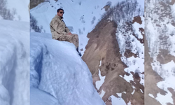 Korucu buz kütlesi kırılınca uçuruma düştü