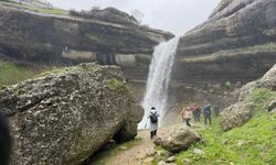 Diyarbakır'da kurudu denilen yerden su fışkırdı