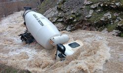 Beton mikseri dereye uçtu sürücü kayboldu