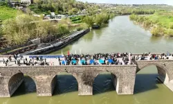 Diyarbakır’da tarihi köprüde rekor etkinlik: Bin sporcu aynı anda oynadı