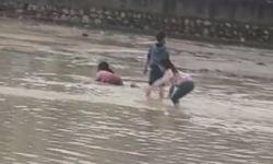 Sel sularında çocukların tehlikeli oyunu