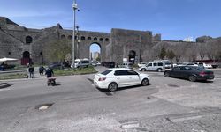 Diyarbakır Sur’da bitmeyen sorun; Çöken yol, açılmayan kapı!