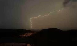 Mardin’de yıldırım ve şimşekler görsel şölen yarattı
