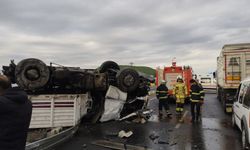 Diyarbakır’da korkutan kaza: Briket yüklü TIR devrildi