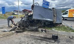 Bingöl-Diyarbakır karayolunda kamyon otomobillere çaptı: 1’i ağır 2 yaralı