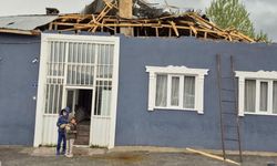Şiddetli rüzgar 4 evin çatısını uçurdu