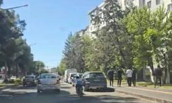 Diyarbakır’da akıl almaz tehlike: Uzanarak motosiklet kullandı