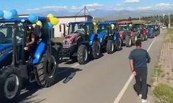 Traktörlü düğün konvoyu görenleri şaşırttı