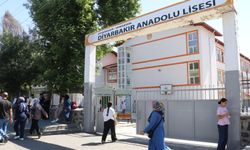 Diyarbakır'da AYT Maratonu: Öğrenciler sınavda, Aileler dışarıda ter döktü