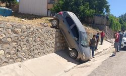 Otomobil kafa üstü çakıldı: 2 yaralı