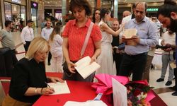 Diyarbakır’da Ayşe Ceylan Topçu’nun imza gününe büyük ilgi