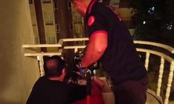 Kafası balkon korkuluklarına sıkıştı