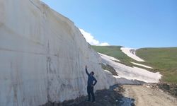 Hakkari'de 5 metreyi bulan kar tepesi