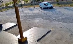 Diyarbakır’da korkutan kaza kamerada: Araç refuje çarpıp ters döndü