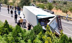 Muz yüklü tır devrildi trafik tıkandı