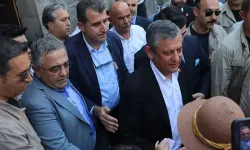 Özgür Özel Diyarbakır’da: Tahir Elçi’nin anısına karanfil bıraktı