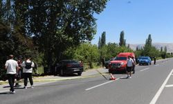 Ağaca çarpan araçta 2 kişi hayatını kaybetti