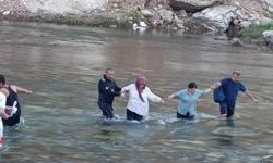 Siirt Kezer Çayı'nda 8 kişi mahsur kaldı