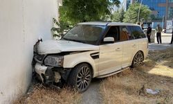 Kontrolden çıktı önce vatandaşa sonra duvara çarptı