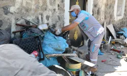 Diyarbakır'da çöple dolu eve belediye müdahalesi