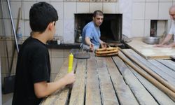 Diyarbakır'da kavurucu sıcakta ekmek mesaisi