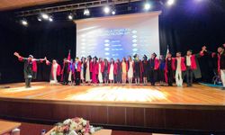 Dicle Üniversitesi’nde halaylı mezuniyet kutlaması