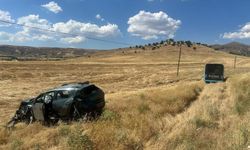 Diyarbakır'da faciadan dönüldü: Otobüs tarlaya, otomobil durağa çarptı