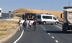 Diyarbakır’da hafriyat kamyonu devrildi: Yol saatlerce trafiğe kapandı