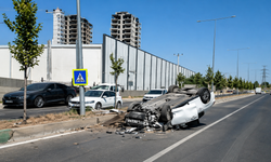 Diyarbakır'da refüje çıkan otomobil takla attı: 1 yaralı