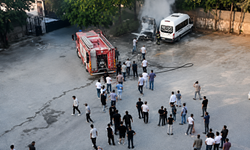 Diyarbakır'da park halindeki minibüs alevlere teslim oldu