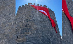 Diyarbakır'ın tarihi Surlarındaki bayrağın hali tepki çekti