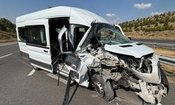 Ankara’da servis minibüsü tıra çarptı: Yaralılar var