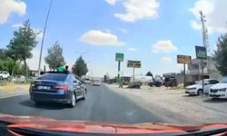 Diyarbakır’da trafikte akılalmaz görüntü: İki çocuk sunrooftan yolculuk yaptı