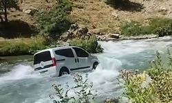 El freni çekilmeyen araç Çayı'na uçtu