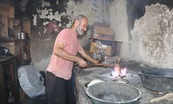 Bir eli kalayda, bir eli kalemde