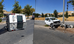 Diyarbakır’da minibüs yola devrildi; Yaralılar var