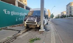 Diyarbakır’da korkutan kaza! Araç direğe çarptı