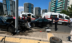 Diyarbakır’da iki otomobil çarpıştı: 1’i ağır 2 yaralı