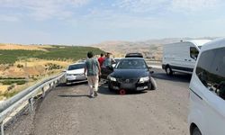Diyarbakır yolunda polis kovalamacası: Şüpheli araç bariyerlere çarptı