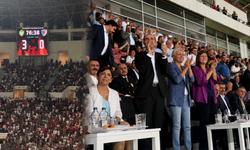 Diyarbakır’da Süper Lig heyecanı: Serra Bucak tribünden destek verdi