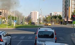 Diyarbakır’da yol kenarındaki kuru otlar alev aldı; Trafik aksadı
