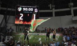 Amedspor galibiyeti taraftarla kutladı