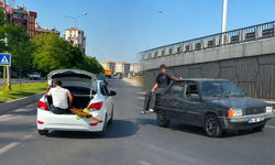 Diyarbakır’da pes dedirten görüntüler: Biri bagaja girdi, diğeri kapısında oturdu